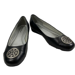 Cloudwalkers Hudson Shoes Womens 9.5 W Black Flats Silver Medallion Comfort